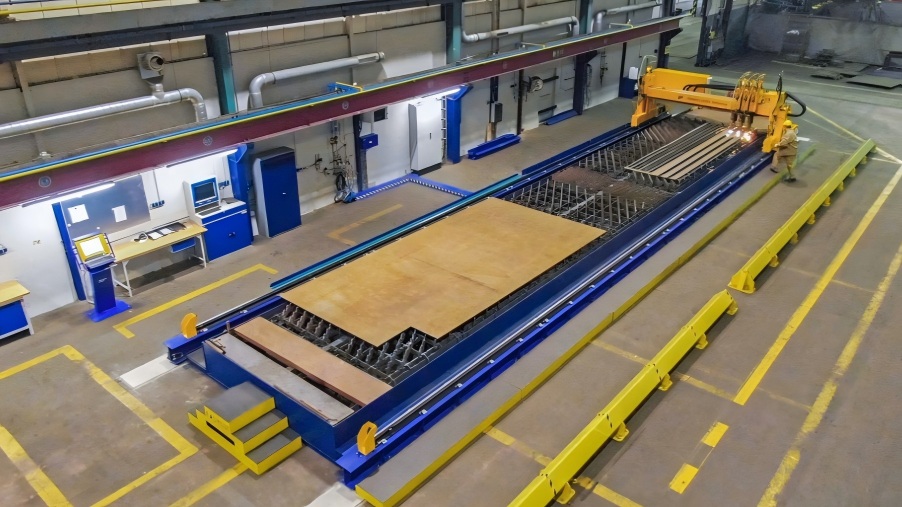 Shipyard fabrication area with large structural parts